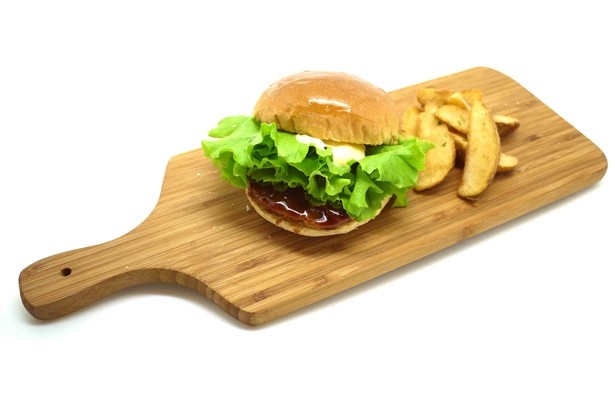 「スタミュ」とのコラボメニュー「NINJYAてりやきバーガー」(880円)