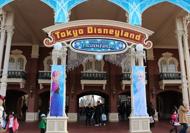 入園してすぐに、「アナと雪の女王」の世界に引き込まれる