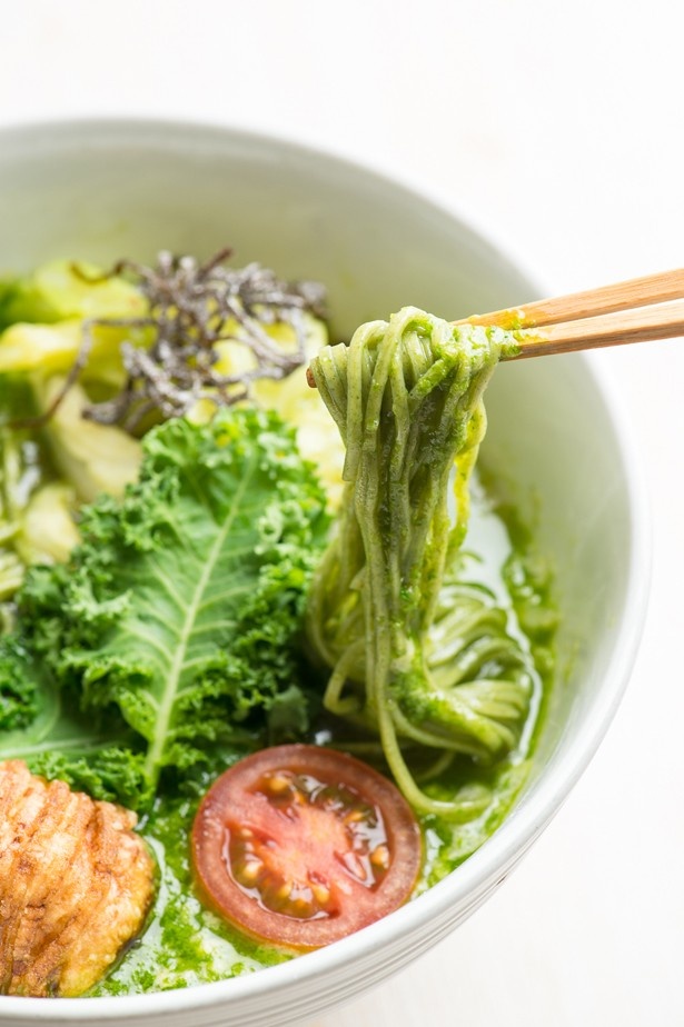 【写真を見る】スープや麺にもオイシックスのケール「かがやケール」が入っている