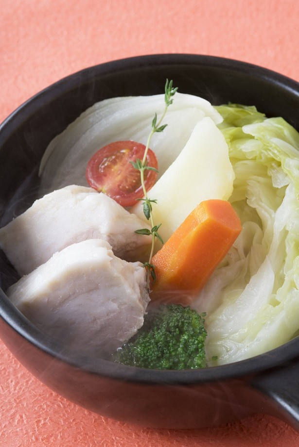 【写真を見る】野菜たっぷりでヘルシーなコバラヘッタの｢具だくさん野菜のポトフ｣720円
