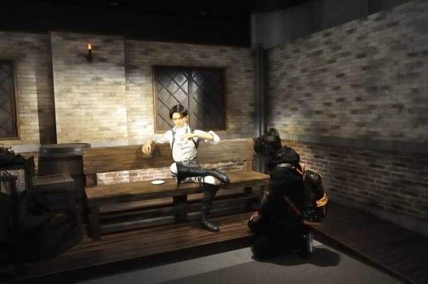 「進撃の巨人・ザ・リアル」のリヴァイのクロノイドと一緒にポーズ。リヴァイに「そうじができてない！」としかられている雰囲気で