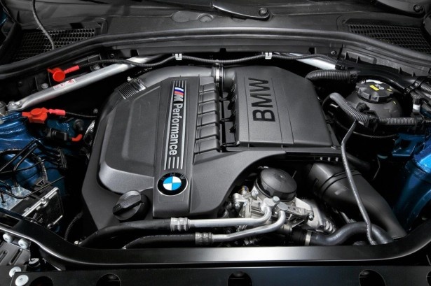 新開発のエンジンである、3L直列6気筒BMW M Performanceツインパワー・ターボ・エンジン