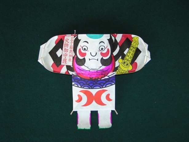 かわいらしい子供が描かれた王子稲荷神社の「火防の凧」(1400円)