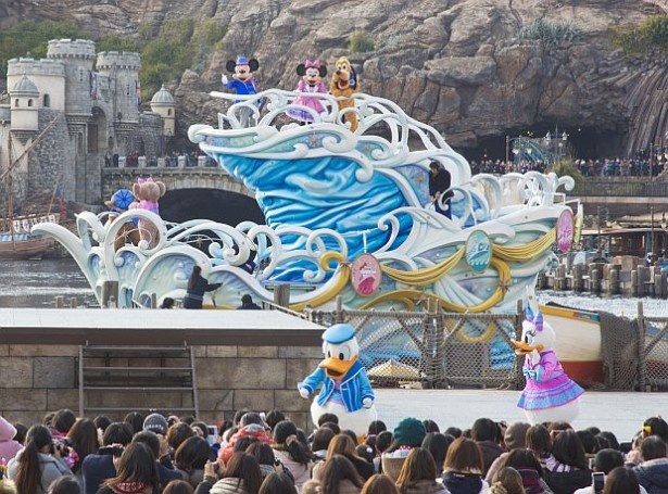 旅の途中で港に集まってきたディズニーの仲間たち