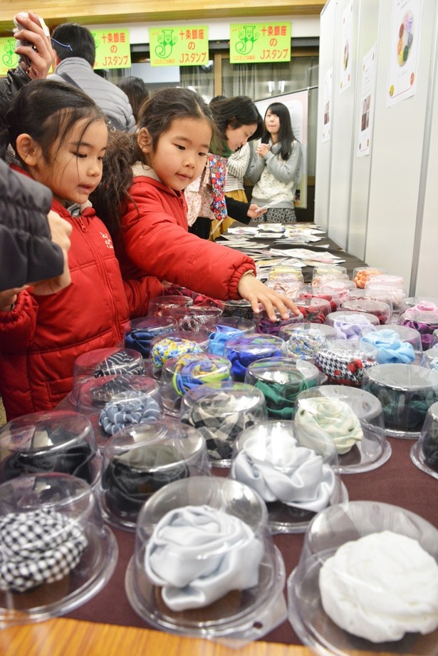 【写真を見る】服飾科の学生によるハンドメイド製品は縫製も丁寧だ(過去開催の様子)