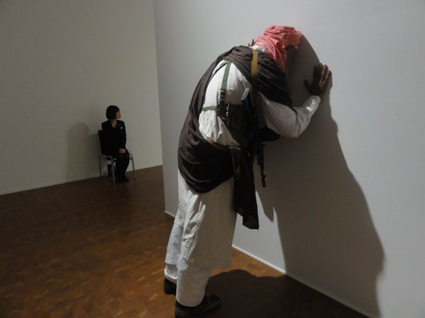 アフガンの兵士が立っている!? /「エッケ・ホモ 現代の人間像を見よ」