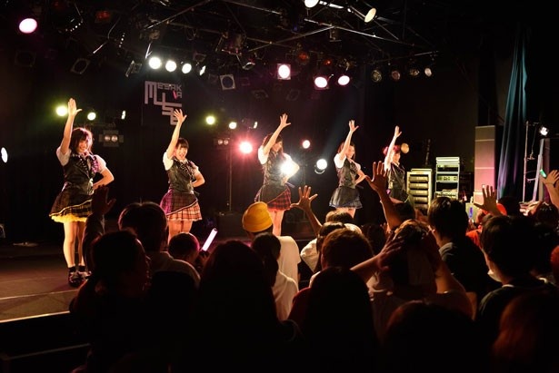 ライブ中盤に新衣装で登場した「Kiss Bee WEST」