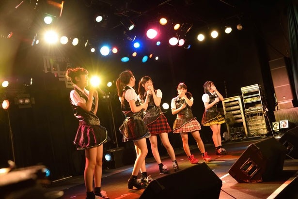 サプライズ発表などで涙する「Kiss Bee WEST」