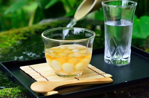 島原市の名物、ハチミツを混ぜたシロップに白玉だんごを入れて食べる「かんざらし」