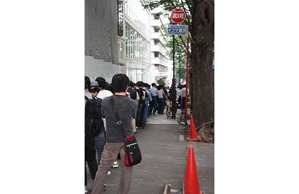 オープン時には50人が行列。iPhoneやiPodを持っている人も多く見られた