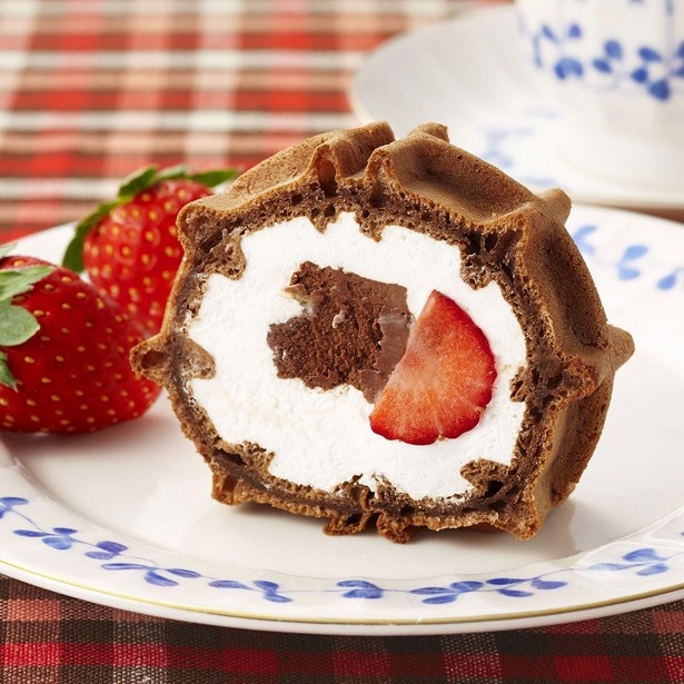 【写真を見る】生チョコ×イチゴのハーモニー！見た目も華やかな「くるくるワッフル いちご生チョコムース」(税抜950円)