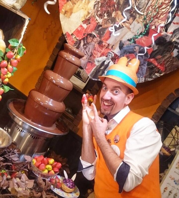 【写真を見る】店内もチョコとイチゴで甘々！甘いもの好きにはたまらない空間に