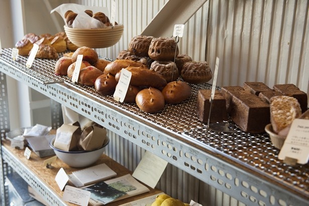 人気のスコーン(216円)など、朝食にぴったりなパン類も豊富(patisserie A.K Labo)