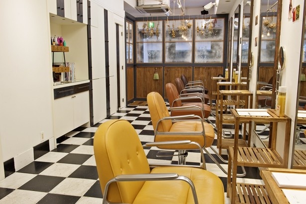 N.Y.のバーバーをイメージした美容院。広尾など都内3か所にある系列店「SORA」と同様の施術メニューが受けられる(SALON＆“アンド”)