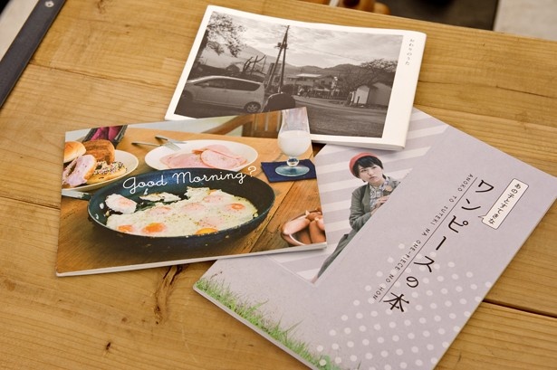 アーティストによる雑貨や写真の展示、美容専門学校セレクトの本など、目でも楽しめるカフェスペース(SALON＆“アンド”)