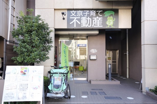 代表の高浜さんは店頭にある自転車で子供を乗せて街を走り、地域と交わりながら情報収集をする(文京子育て不動産)
