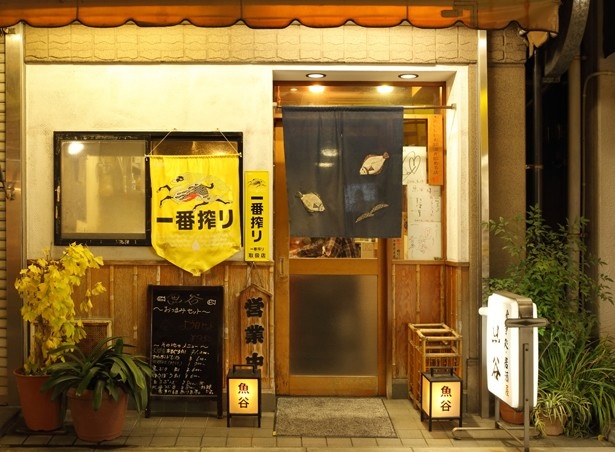 のれんをくぐれば、「おかえり」という声が聞こえてきそうな佇まい(海鮮料理 居酒屋 魚谷)