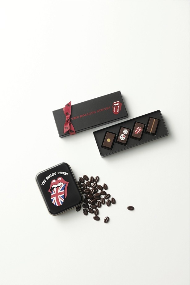 ザ・ローリング・ストーンズのオフィシャルチョコレート「タンブリン ダイス」(写真上・4個入り/1581円)と「ペイント イット ブラック」(同下・40g 1080円)