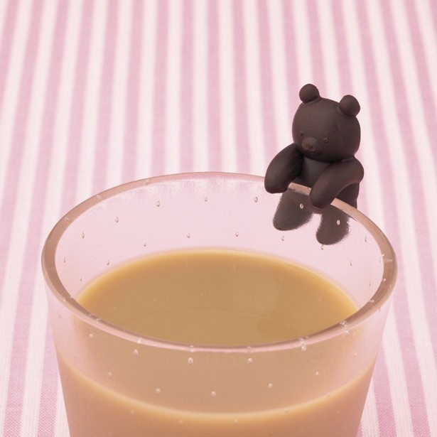 【写真を見る】コップのふちから覗く、かわいらしいポーズのクマも作れる「ふち＆抱っこチョコ型 クマ」(税抜650円)