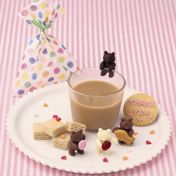 さまざまな使い方ができる「ふち＆抱っこチョコ型 クマ」(税抜650円)は、ホームパーティーのスイーツ作りにも便利！