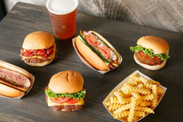 【写真を見る】待望の日本2号店オープンが決定！「シャックバーガー」やホットドッグなど定番メニューが顔をそろえる