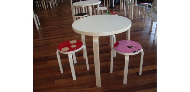 カフェ内のイスは、アート作品である「子供たちの思いがつまったスツール」