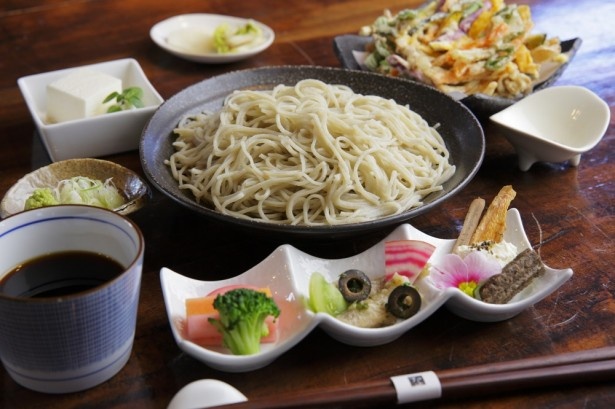味も見た目も抜群の「かき揚げ蕎麦のミニコース」(1880円)