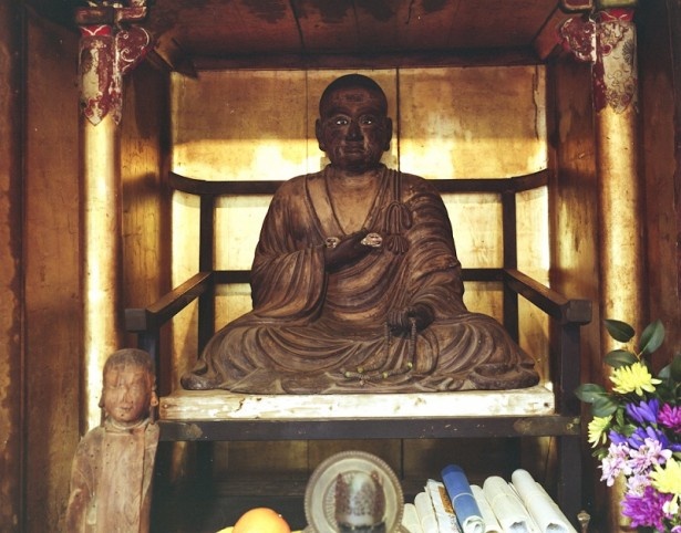 室町時代に作られたとされる弘法大師座像も祀られている