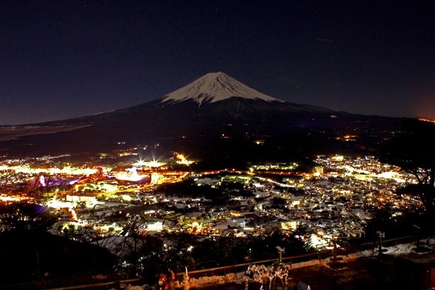 富士山と美しい夜景、そして花火の競演を楽しもう