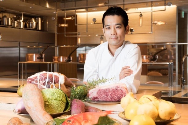 【写真を見る】世界の美食家たちを虜にする料理人、「SUGALABO」主宰の須賀洋介氏