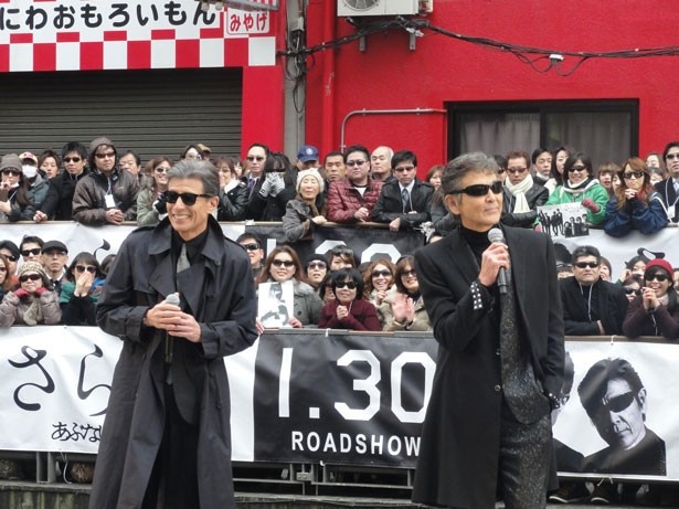 「全力疾走する秘訣は？」という司会者からの問いに「全力で走ることです(笑)」と答え、会場を笑わせていた柴田恭平（写真右）