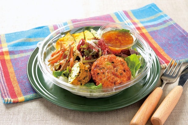 人気の“ボウルサラダ”に新作登場！味わい深い豆腐ハンバーグに、さまざまな素材を組み合わせた「豆腐ハンバーグのボウルサラダ」(420円)