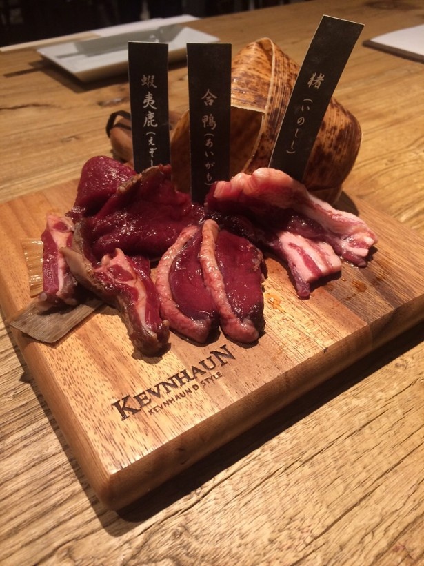 【写真を見る】炭で焼いて食べるジビエは格別
