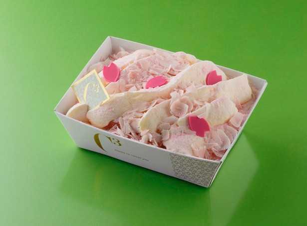 「シーキューブ 桜のティラミスL」(1620円)。まるで桜の花びらが降り積もったような、華やかなルックスが目を引く