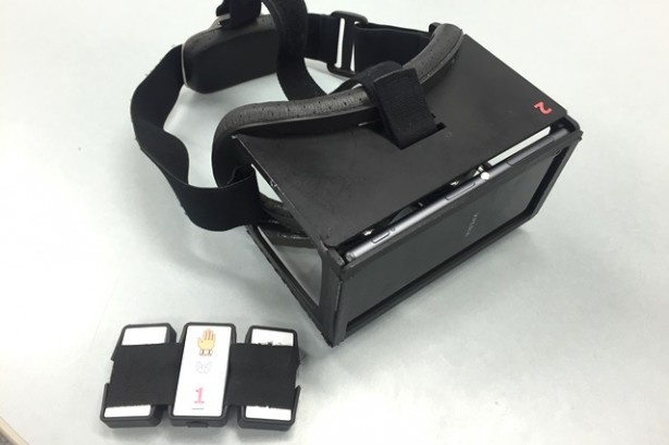 「HADO」をプレーするために必要な頭に着けるHMD(上)と、手首に着けるモーションセンサー(下)