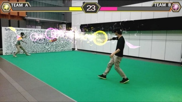 「HADO」を使った対人戦バージョンのプレー画像。チーム別に闘い、相手のパワーを全部減らせば勝利となる