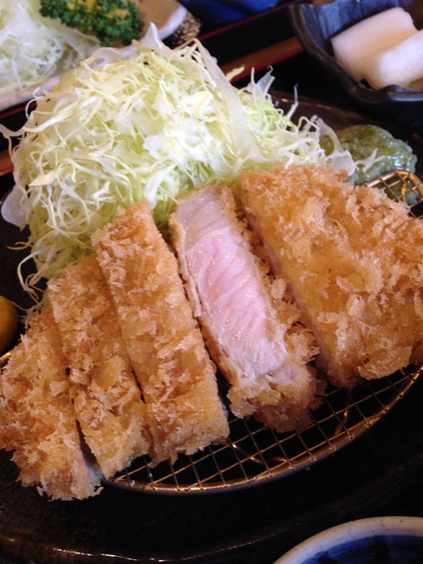 【写真を見る】ランチで人気の高い「ロースかつ定食 ランチ」(1000円)