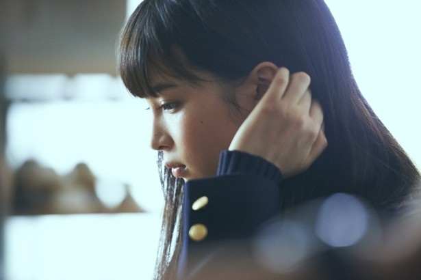 【写真を見る】広瀬すずが、エクステをつけてロングヘアに!