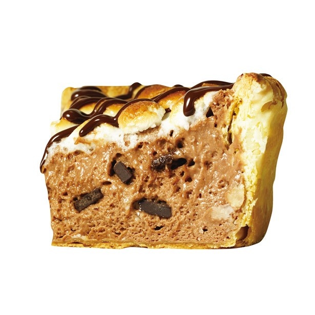 「季節限定 焼きマシュマロチーズタルト」(1350円)の断面。ブロックチョコレートがゴロゴロ入っている