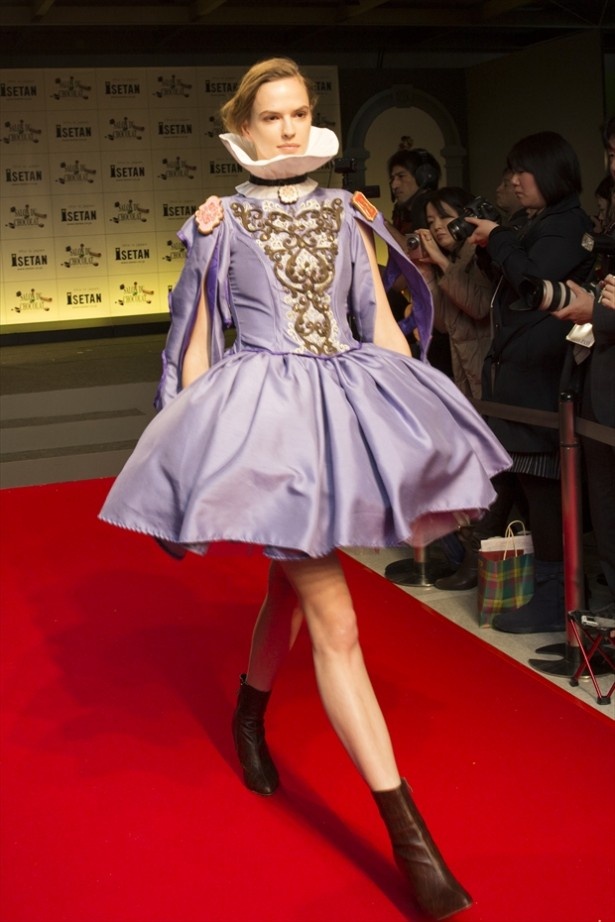 細やかな中世の模様が入っている