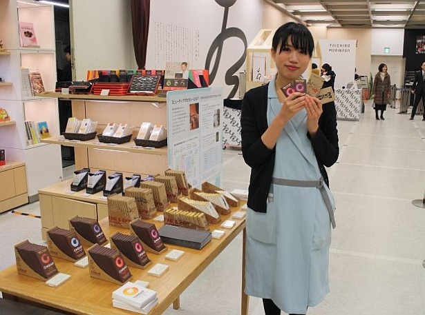 「ビューティアポセカリーチョコレートセレクション」のブースにて。「ブルックリン発の『FINE＆RAW chocolate』とイギリスの『OMBAR』は注目商品です！」とのこと