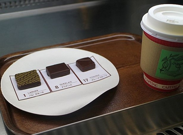 ショコラテイスティングバーの「3種テイスティングセット」(リストから3粒セレクトして注文、1512円)