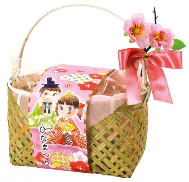竹籠にひなあられとポップキャンディの詰め合わせが入った「ペコポコひなかご」(750円)