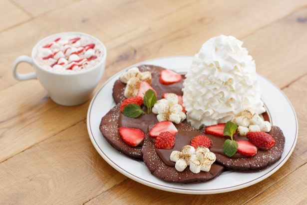 【写真を見る】「スペシャルバレンタインパンケーキ」(写真手前・1650円)と「マシュマロ ホットチョコレート」(写真奥・550円)は、2月1日(月)から14日(日)まで販売