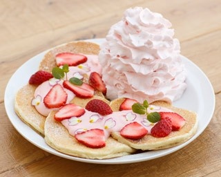 イチゴ尽くし！エッグスンシングスの“春色パンケーキ”