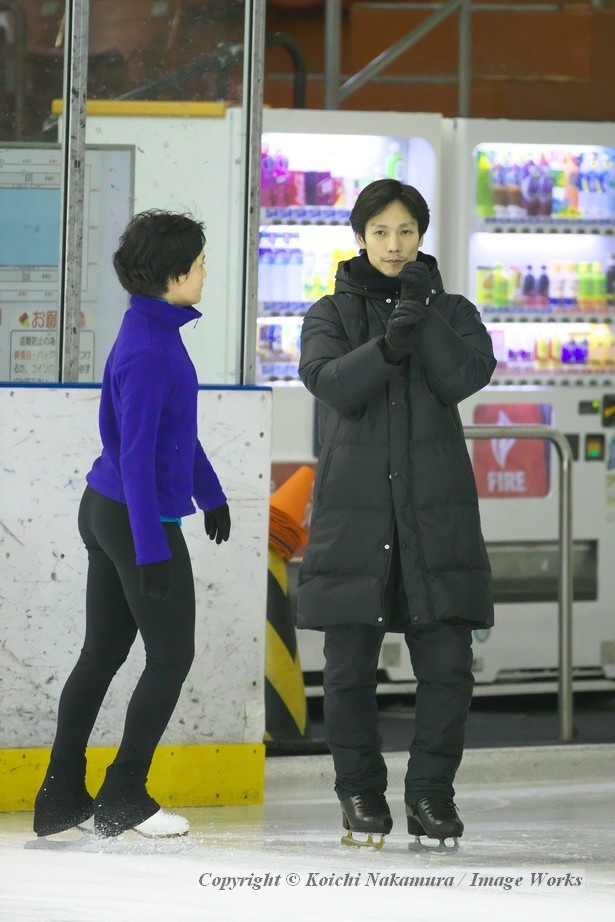 1月18日、大雪の降った中、東伏見のリンクでは貸切練習が行われていた。リンクの端に立ち、教え子を指導する重松コーチ