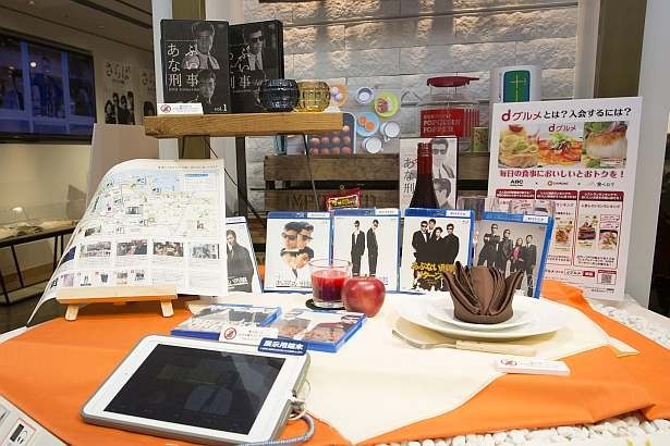 過去の「あぶない刑事」シリーズのDVDなども展示されている