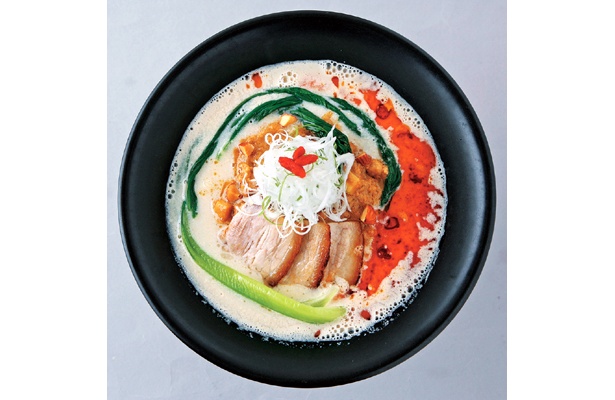 「胡心房」（町田市原町田）の「豆乳坦々麺」は見た目のインパクトも大