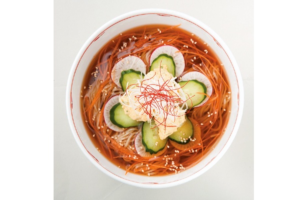 「麺やBar 渦」（藤沢市鵠沼桜ヶ岡）の「湘南シーサイドクーラー」（800〜1000円※時価）は、見た目もキレイ