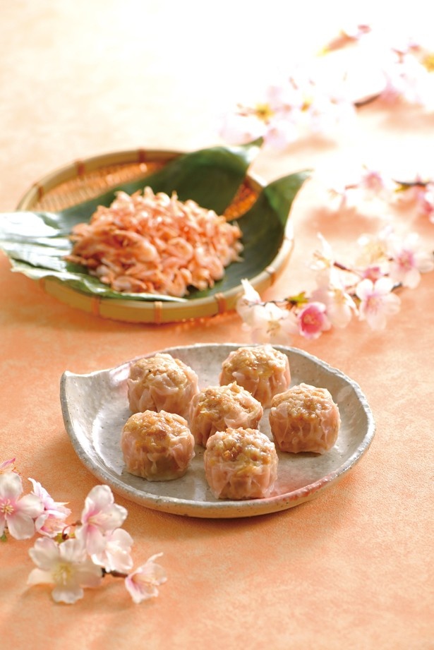 桜エビとお肉がマッチした「おいしさ長持ち 桜えびシウマイ」(620円)は皮も桜色で春らしい色合い